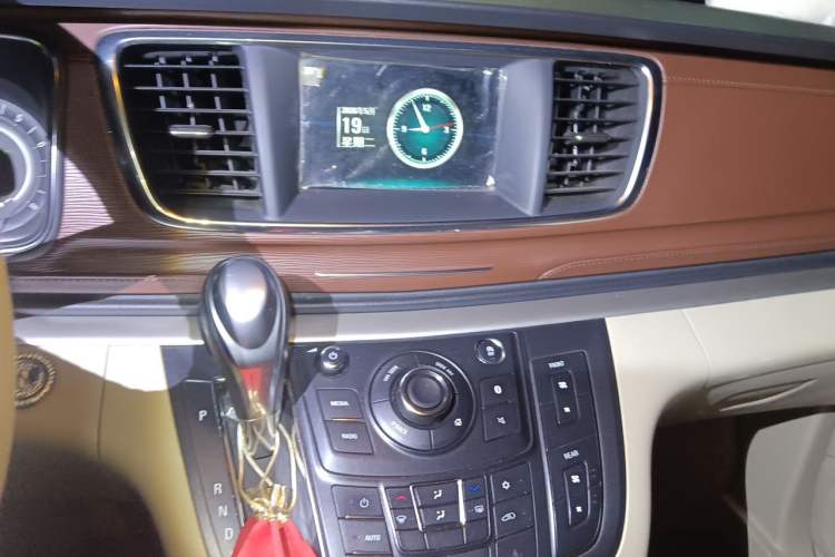 Used Buick GL8 2018 28T Luxury Model China VI Standard Audio And AC Panel