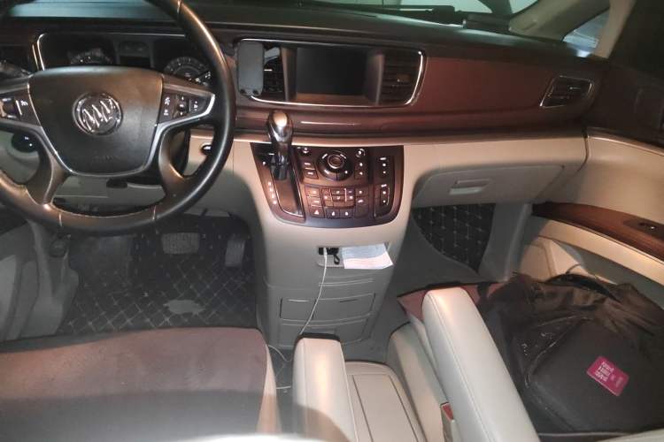 Used Buick GL8 2018 28T Luxury Model China VI Standard Center Console