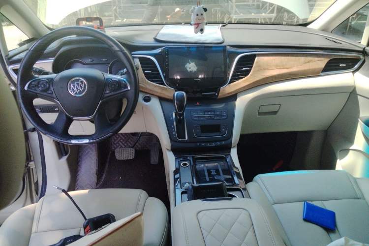 Used Buick GL8 2018 ES 28T Comfort Model China VI Standard Center Console