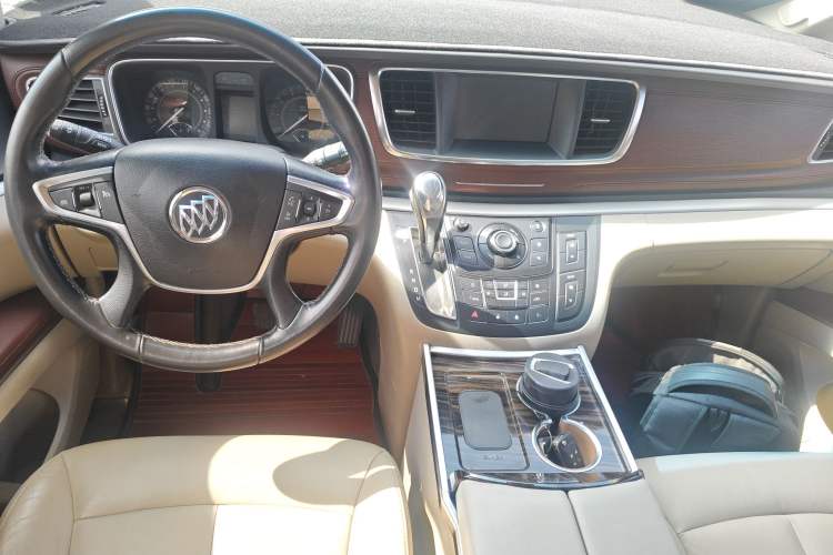 Used Buick GL8 2018 28T Luxury Model China VI Standard Center Console