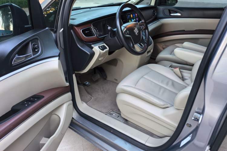 Used Buick GL8 2018 28T Luxury Model China VI Standard Driver Seat