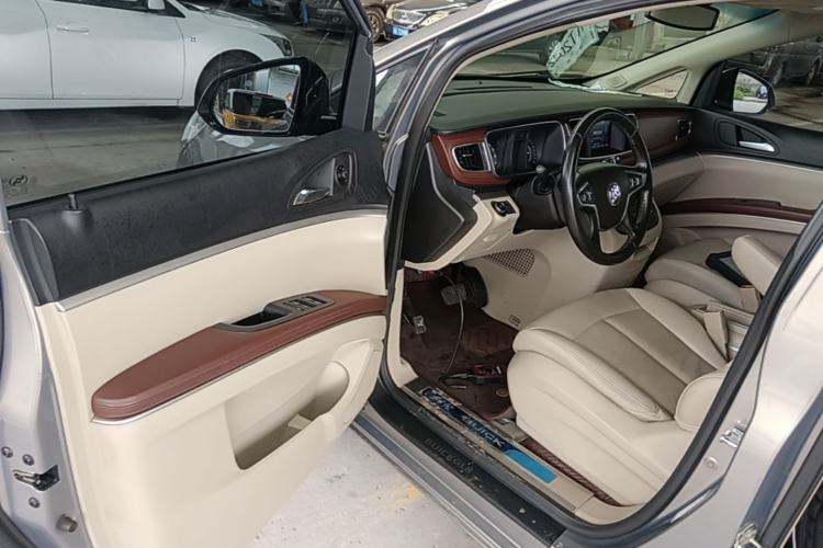 Used Buick GL8 2018 28T Luxury Model China VI Standard Driver Seat