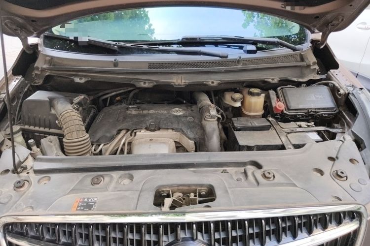 Used Buick GL8 2018 28T Luxury Model China VI Standard Engine Bay