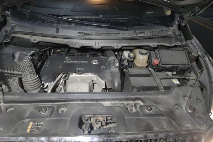 Used Buick GL8 2018 28T Prestige Version China VI Standard Engine Bay