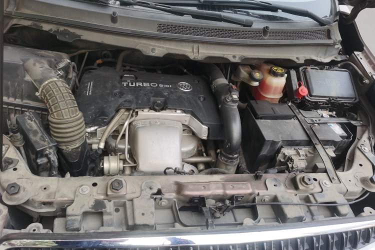 Used Buick GL8 2018 28T Luxury Model China VI Standard Engine Bay