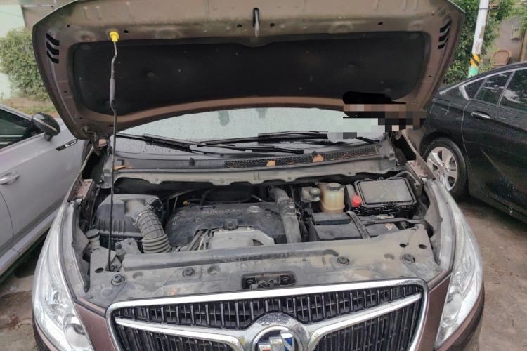 Used Buick GL8 2018 28T Luxury Model China VI Standard Engine Bay