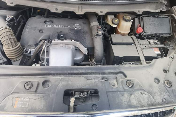Used Buick GL8 2018 28T Luxury Model China VI Standard Engine Bay