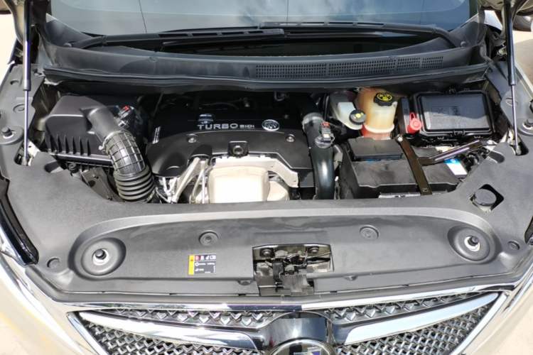 Used Buick GL8 2018 ES 28T Flagship Model China VI Standard Engine Bay