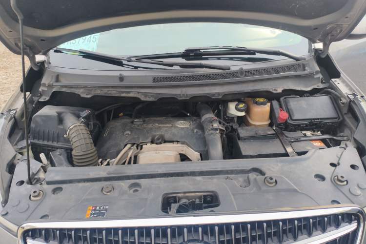 Used Buick GL8 2018 28T Luxury Model China VI Standard Engine Bay