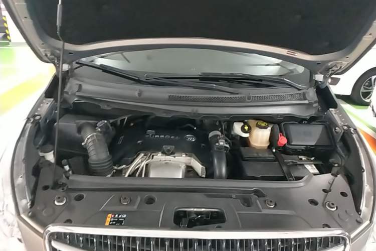 Used Buick GL8 2018 28T Comfort Model China VI Standard Engine Bay