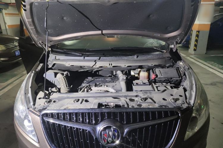 Used Buick GL8 2018 28T Luxury Model China VI Standard Engine Bay