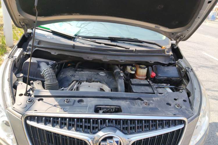 Used Buick GL8 2018 28T Luxury Model China VI Standard Engine Bay
