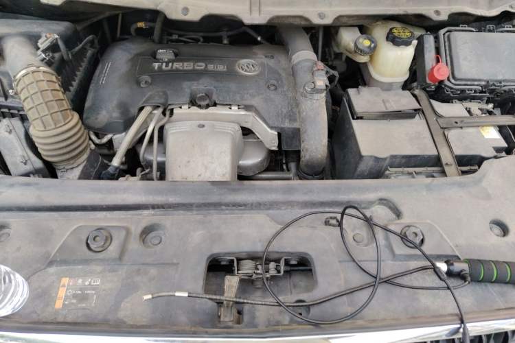 Used Buick GL8 2018 28T Luxury Model China VI Standard Engine Bay