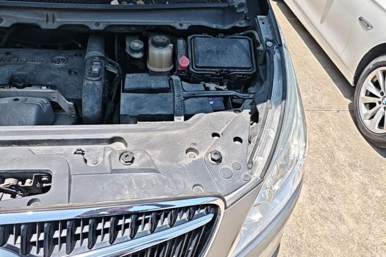 Used Buick GL8 2018 28T Luxury Model China VI Standard Engine Bay Left