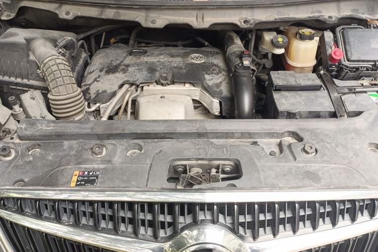 Used Buick GL8 2018 28T Luxury Model China VI Standard Engine Bay