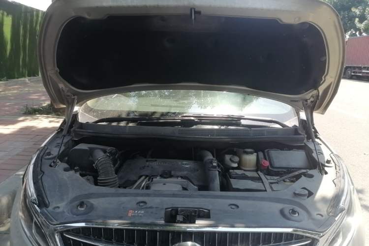 Used Buick GL8 2018 ES 28T Premium Model China VI Standard Engine Bay