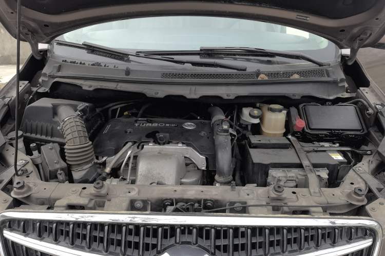 Used Buick GL8 2018 28T Comfort Model China VI Standard Engine Bay