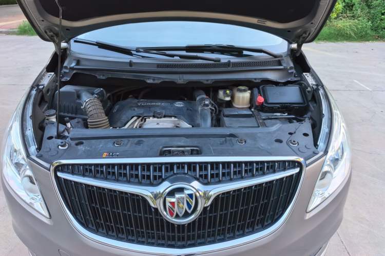 Used Buick GL8 2018 28T Luxury Model China VI Standard Engine Bay