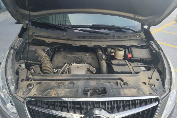 Used Buick GL8 2018 28T Luxury Model China VI Standard Engine Bay