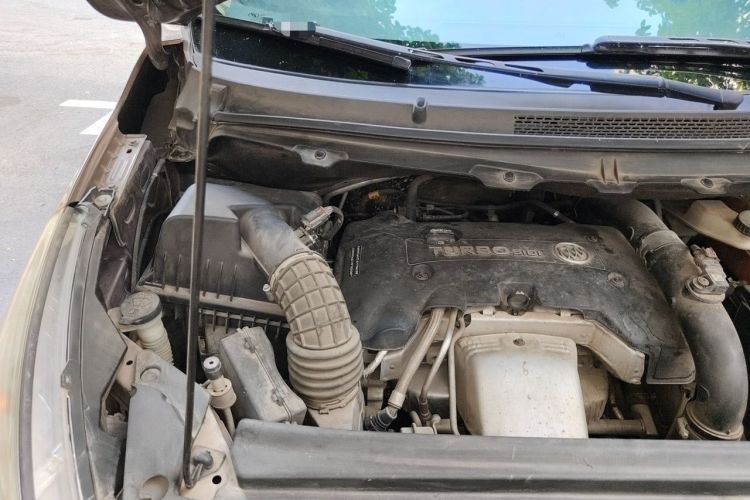 Used Buick GL8 2018 28T Luxury Model China VI Standard Engine Bay Right