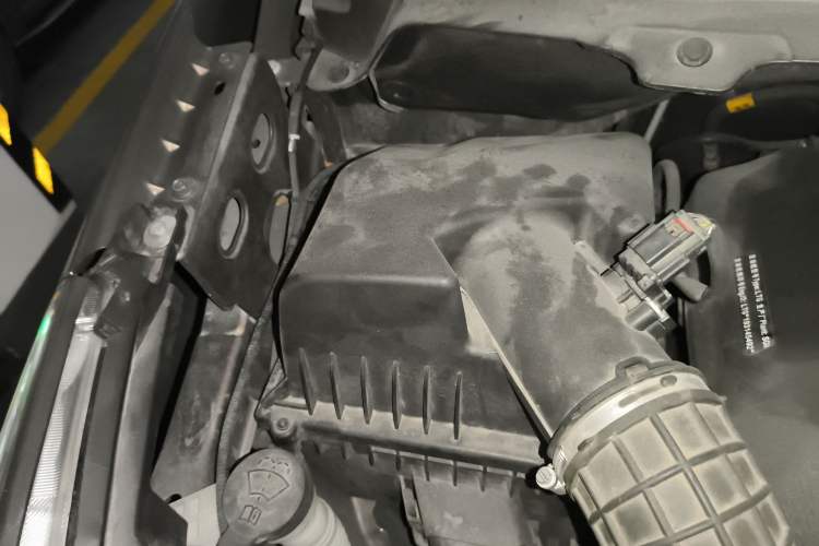 Used Buick GL8 2018 28T Comfort Model China VI Standard Engine Bay Right