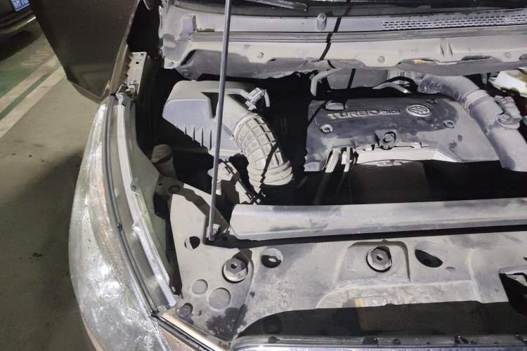 Used Buick GL8 2018 28T Luxury Model China VI Standard Engine Bay Right