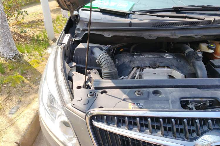 Used Buick GL8 2018 28T Luxury Model China VI Standard Engine Bay Right