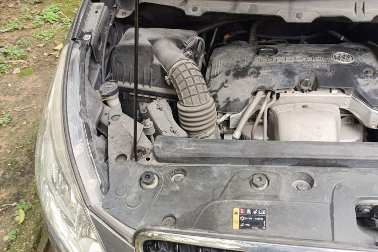Used Buick GL8 2018 28T Luxury Model China VI Standard Engine Bay Right