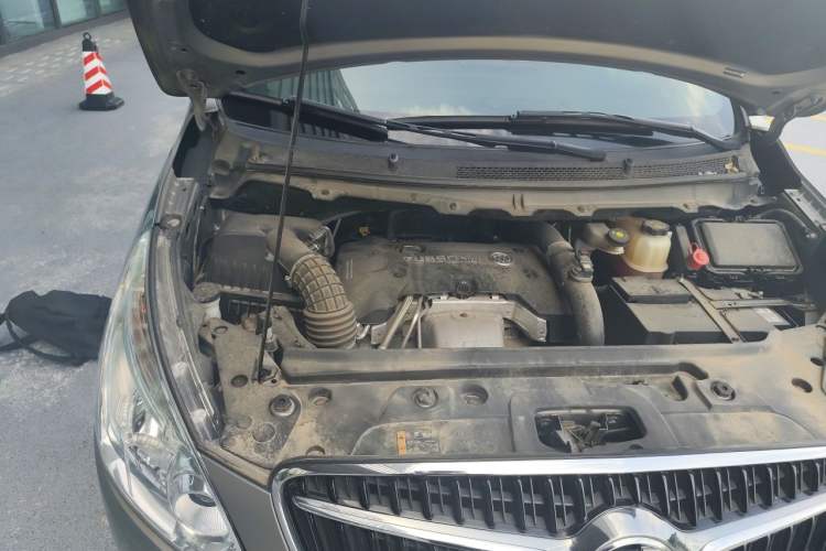 Used Buick GL8 2018 28T Luxury Model China VI Standard Engine Bay Right