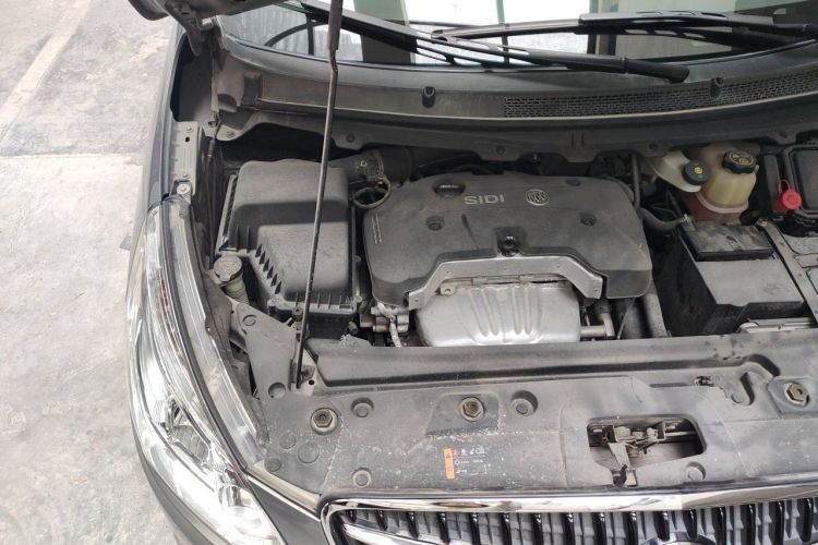 Used Buick GL8 2018 28T Luxury Model China VI Standard Engine Bay Right