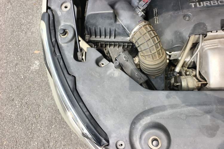 Used Buick GL8 2018 ES 28T Comfort Model China VI Standard Engine Bay Right