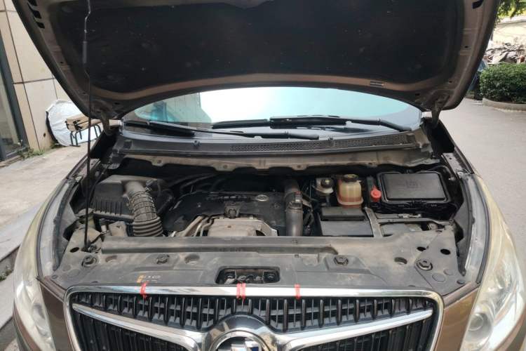 Used Buick GL8 2018 28T Comfort Model China VI Standard Engine Bay