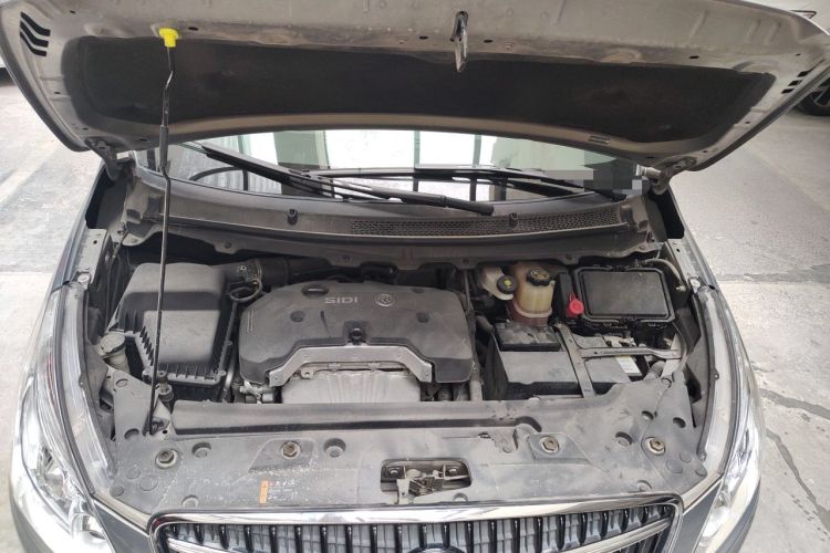 Used Buick GL8 2018 28T Luxury Model China VI Standard Engine Bay