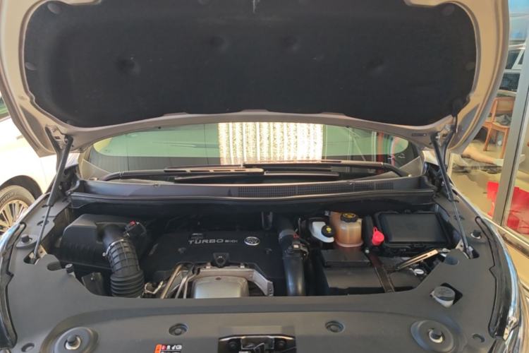 Used Buick GL8 2018 ES 28T Premium Model China VI Standard Engine Bay