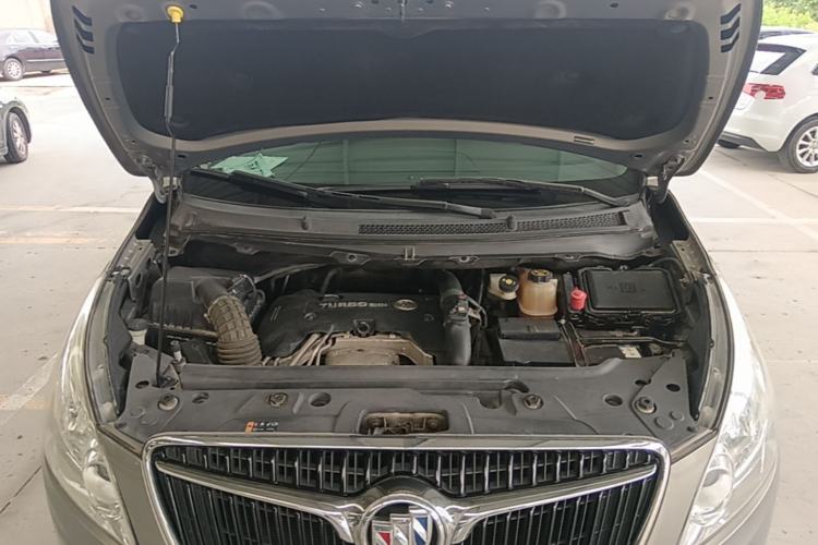 Used Buick GL8 2018 28T Luxury Model China VI Standard Engine Bay