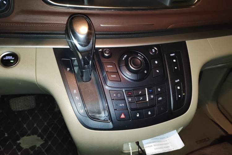 Used Buick GL8 2018 28T Luxury Model China VI Standard Gear Lever