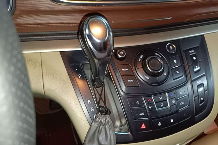 Used Buick GL8 2018 28T Comfort Model China VI Standard Gear Lever