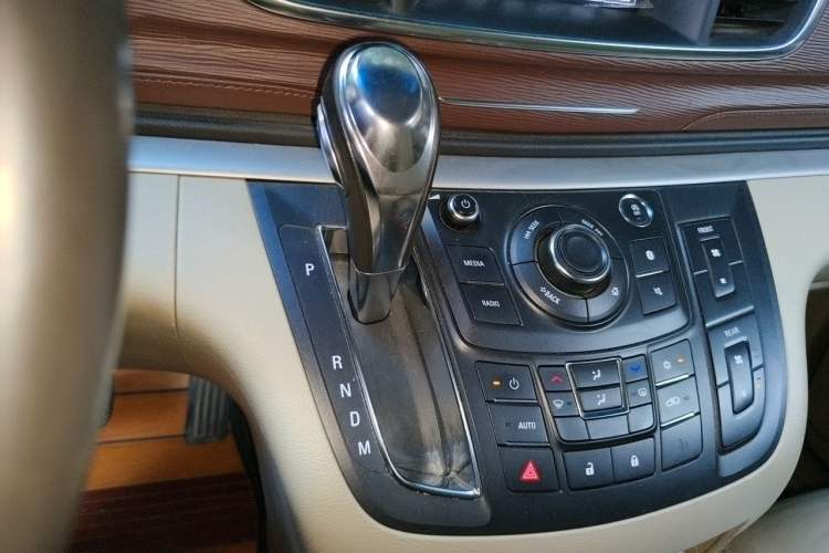 Used Buick GL8 2018 28T Luxury Model China VI Standard Gear Lever
