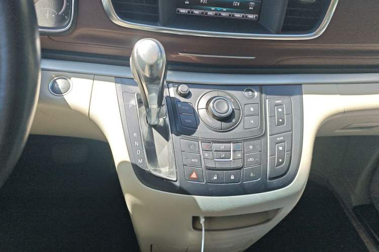 Used Buick GL8 2018 28T Luxury Model China VI Standard Gear Lever
