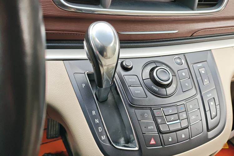 Used Buick GL8 2018 28T Luxury Model China VI Standard Gear Lever