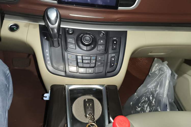 Used Buick GL8 2018 28T Comfort Model China VI Standard Gear Lever