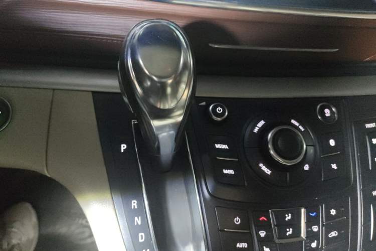 Used Buick GL8 2018 28T Prestige Version China VI Standard Gear Lever