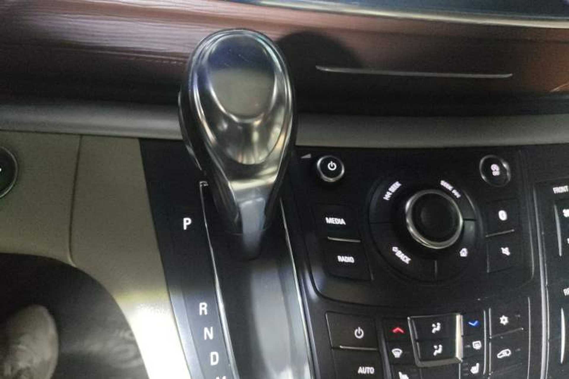 Used Buick GL8 2018 28T Prestige Version China VI Standard Gear Lever