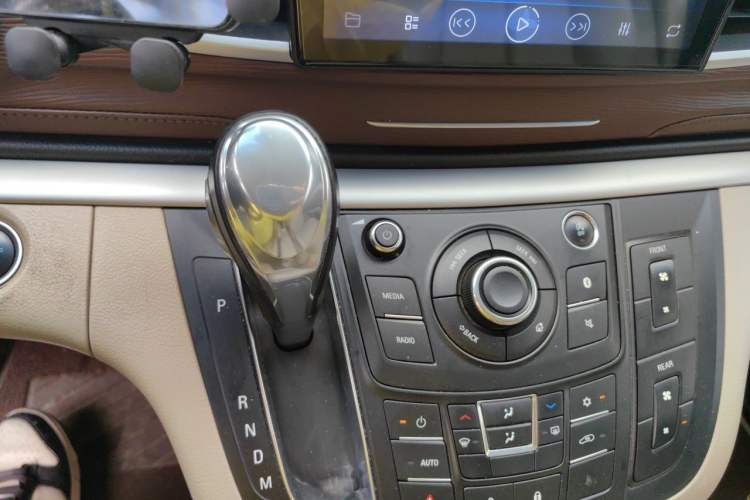 Used Buick GL8 2018 28T Luxury Model China VI Standard Gear Lever