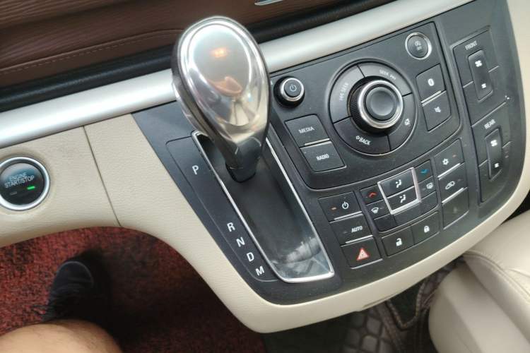 Used Buick GL8 2018 28T Luxury Model China VI Standard Gear Lever