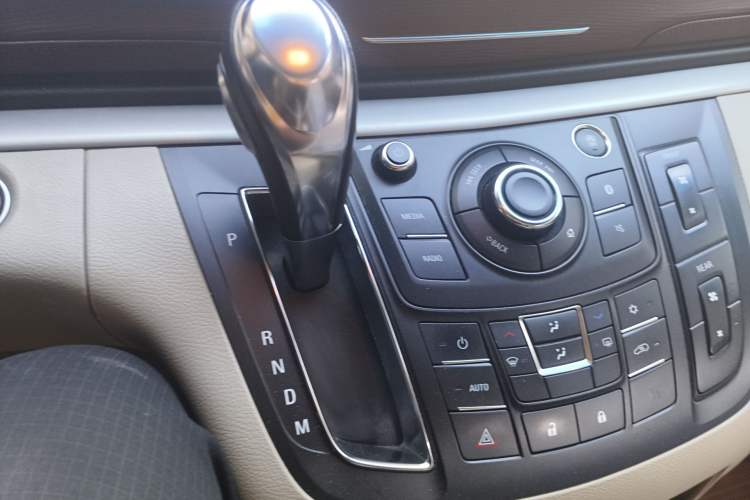 Used Buick GL8 2018 28T Luxury Model China VI Standard Gear Lever