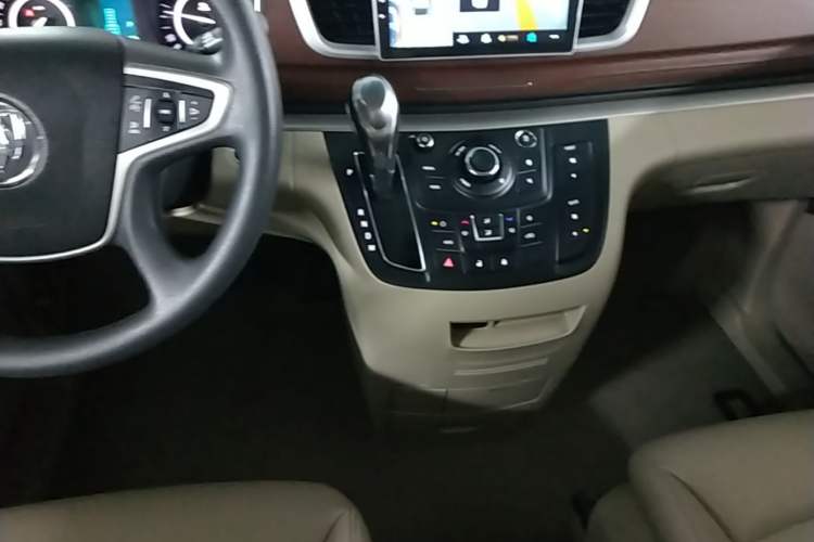 Used Buick GL8 2018 28T Comfort Model China VI Standard Gear Lever