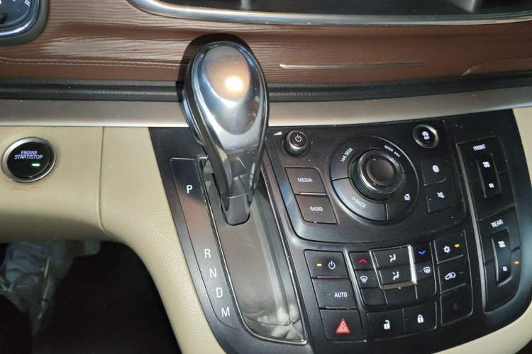Used Buick GL8 2018 28T Luxury Model China VI Standard Gear Lever