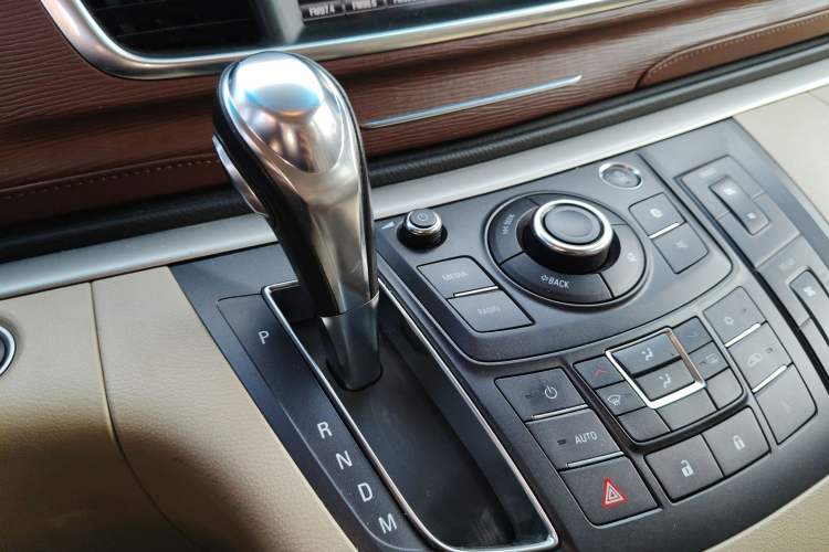 Used Buick GL8 2018 28T Luxury Model China VI Standard Gear Lever