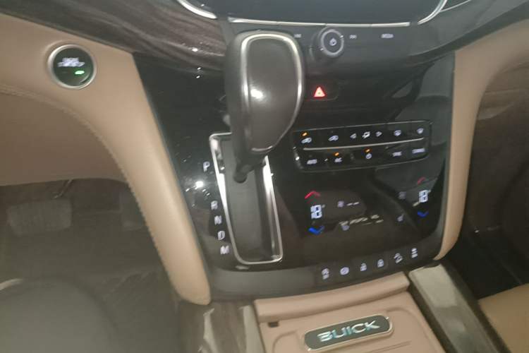 Used Buick GL8 2018 ES 28T Luxury Model China VI Standard Gear Lever